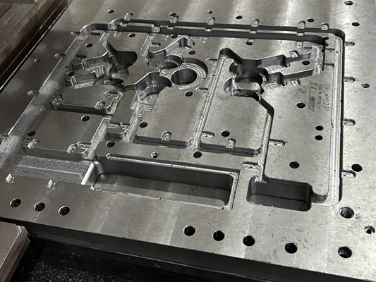 Base del moldeo por inyección del CNC que trabaja a máquina con 1,2738/1,2083/P80/D2/H13
